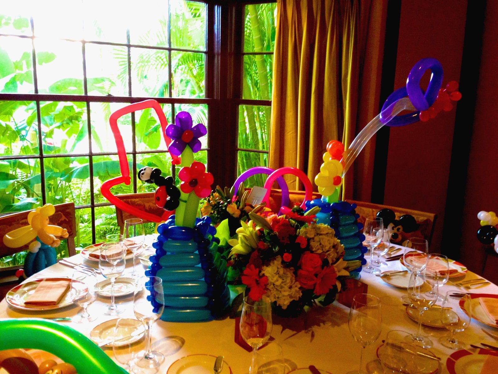 Elegant balloon garlands and table accents
